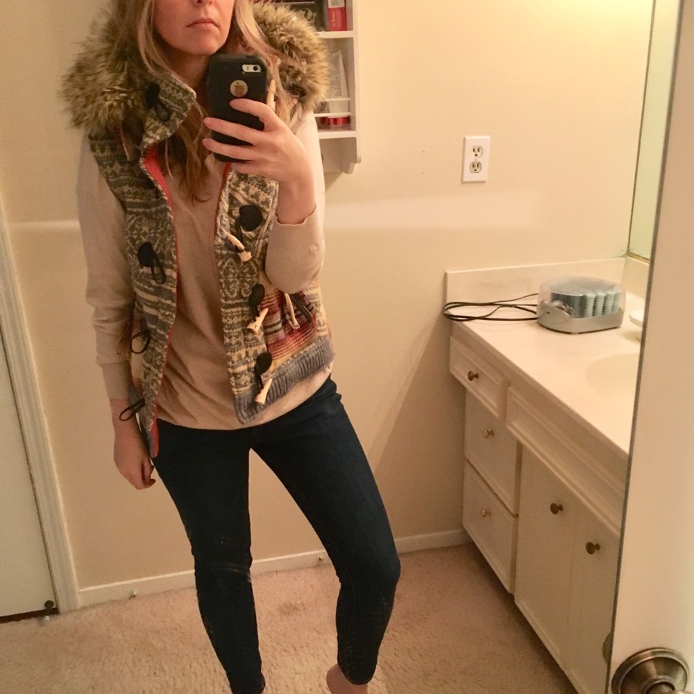 Da-nang knit vest with removable faux fur hood